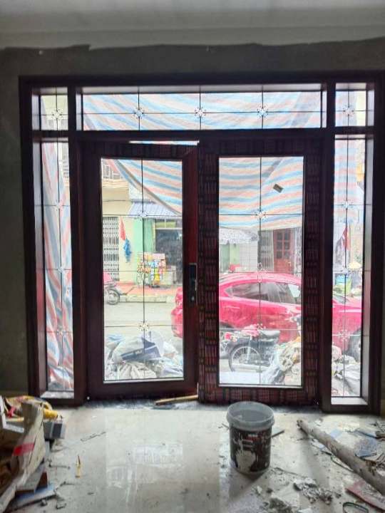 Lắp cửa chính và vách kính mặt tiền