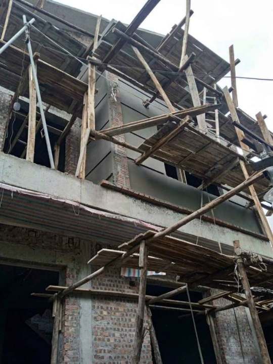 Giàn giáo và kết cấu khung nhà đang thi công